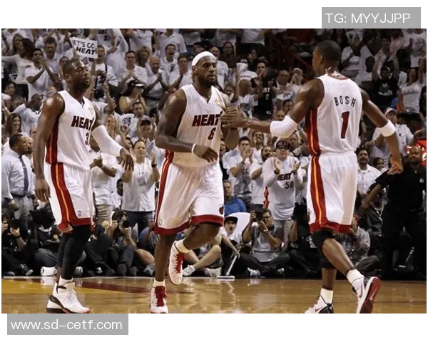 韦德与詹姆斯巅峰对决四十年传奇重温篮球历史的辉煌瞬间 韦德与詹姆斯巅峰对决四十年传奇重温篮球历史的辉煌瞬间